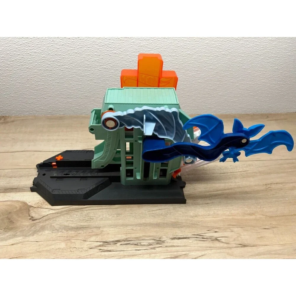2019 Mattel Hot Wheels Bat Blitz Hospital Atack W/ Helicopter Play Set Only